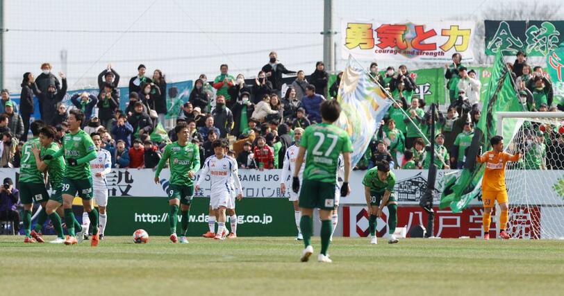 前半、同点ゴールを決められる。1-1=プラスタ