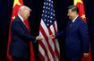 　握手するトランプ米大統領（左）と中国の習近平国家主席＝２０２５年１０月、韓国釜山（ロイター＝共同）