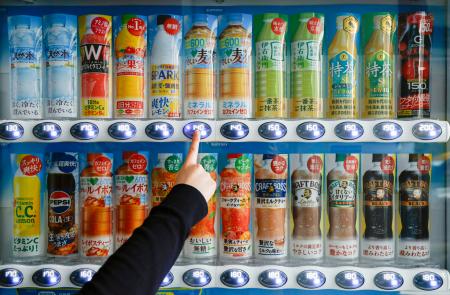 清涼飲料の自販機200万台割れ 過去30年で初、ピーク比2割減 清涼飲料の自販機200万台割れ 過去30年で初、ピーク比2割減