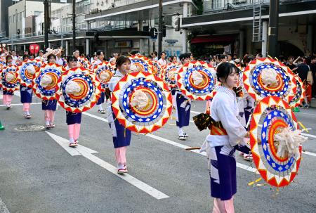 しゃんしゃん祭　踊子傘 傘踊り、夏夜に響く鈴音 鳥取しゃんしゃん祭 | 新潟日報デジタル