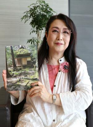 新潟良寛研究会の50周年記念誌を紹介する立花純子会長=新潟市中央区
