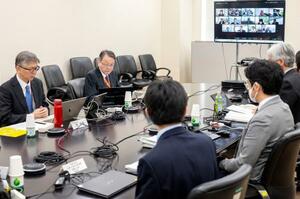 地震調査委員会であいさつする平田直委員長(左から2人目)=9日午後、東京都千代田区