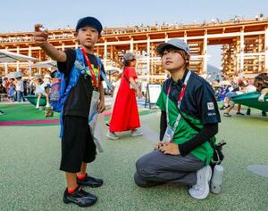 子どもの対応に当たる「ゲストサービスアテンダント」の広田桃香さん=9月、大阪市此花区の夢洲