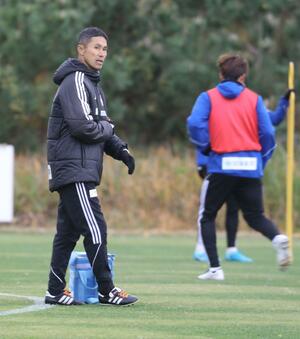 選手を指導するJ1新潟の松橋力蔵監督=聖籠町