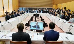 日本の創薬力向上につなげるため開かれた官民協議会の初会合=26日午後、首相官邸