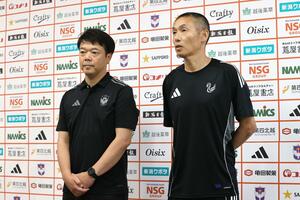寺川能人強化本部長(右)と栗原康祐常務取締役=9日、聖籠町