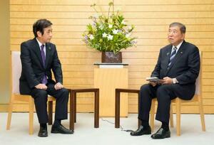 会談する日本自動車工業会の片山正則会長(左)と石破首相=18日午後、首相官邸
