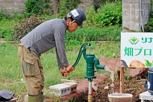 　自作した井戸から水を出す増田好弘さん＝２０２５年９月、石川県輪島市
