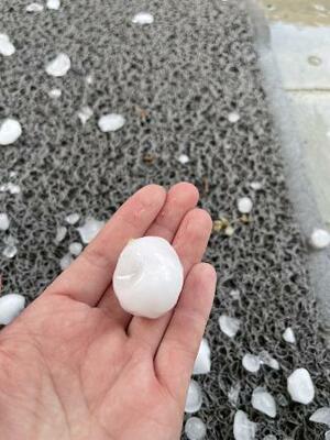 　群馬県藤岡市立北中の敷地内に降ったひょう。ゴルフボールほどの大きさのものもあった＝２０２２年６月（同校提供）