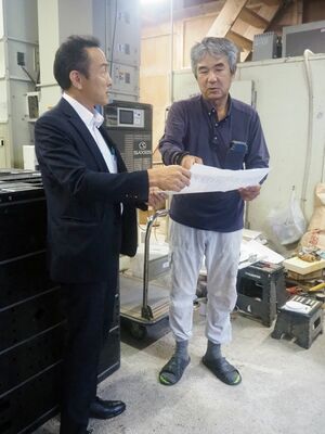 打ち合わせをする「ブルーシード新潟」の竹内正彦社長(右)と武田創一郎取締役=長岡市寺泊