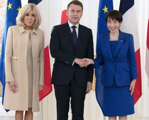 　フランスのマクロン大統領（中央）を出迎え、握手する高市首相。左はブリジット夫人＝１日午後、東京・元赤坂の迎賓館