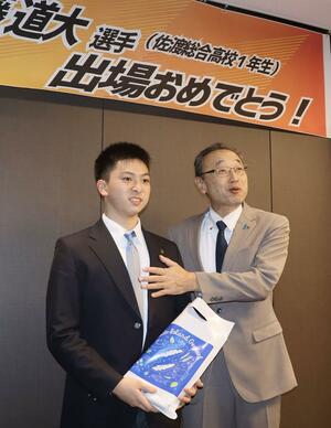 全日本パワーリフティング選手権出場を控え、渡辺竜五市長に決意を語った後藤道大さん(左)=2月19日、佐渡市千種