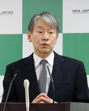 記者会見する原子力規制委員会の山中伸介委員長=12月27日、東京都港区