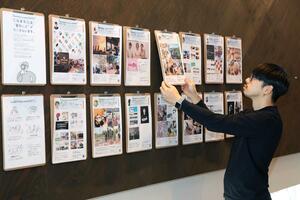 「まちトープ」に掲示されているクリエーターらのポートフォリオ=燕市宮町