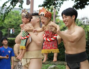 泣き相撲で、元気いっぱいに泣き声を上げる子どもたち=新発田市諏訪町1の諏訪神社