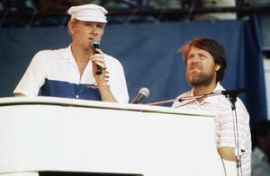 米ニューヨークで公演するビーチ・ボーイズのブライアン・ウィルソンさん(右)ら=1983年7月(AP=共同)