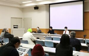質疑に応じながら、参加者と交流する研修医ら=佐渡市千種