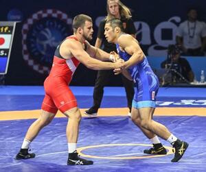 男子グレコローマン87キロ級1回戦でセルビア選手(左)と対戦する阪部創=ザグレブ(共同)