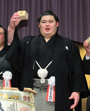 大関昇進披露宴で乾杯する大の里=2月11日、東京都内のホテル(代表撮影)