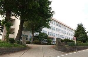 佐渡中等教育学校の校舎。来春から佐渡高両津キャンパスも入る予定だ=16日、佐渡市梅津