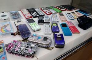 大丸梅田店の「平成ときめき展」で展示されている従来型携帯電話「ガラケー」
