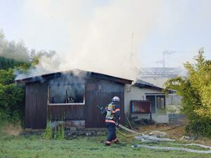消火活動が行われた火災現場＝３１日午後５時３０分前、村上市瀬波中町