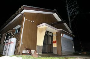 70代夫婦が玄関で死亡しているのが見つかった住宅=12日午後7時30分ごろ、長岡市加津保町