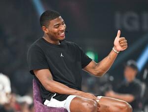 トークショーでファンの質問にポーズで答えるNBAレーカーズの八村=IGアリーナ
