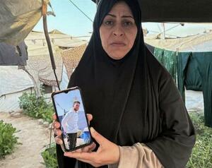 　死亡したアブドルラフマンさんの写真を見せるマナル・イブラヒムさん＝３月３１日、ガザ地区中部デールバラハ（共同）