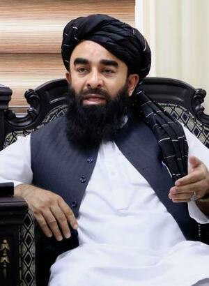 　共同通信と単独会見するアフガニスタン、タリバン暫定政権のムジャヒド報道官＝２８日、カブール（共同）