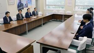 柏崎エネルギーフォーラムと面会する自民党新潟県連の幹部=3月21日、新潟県議会