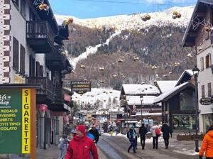 　免税店が並ぶイタリア・リビーニョの中心部。スキー客らの姿が目立つ＝２日（共同）