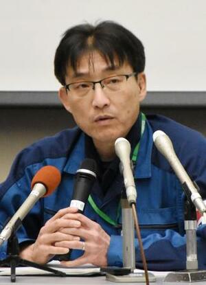 　記者会見する東京電力柏崎刈羽原発の菊川浩ユニット所長＝１３日午後、新潟県刈羽村