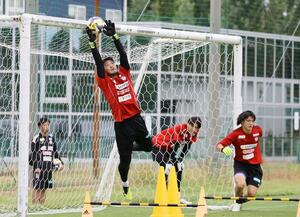 練習する新潟のGK陣=聖籠町