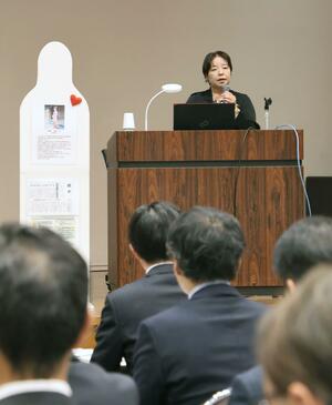 被害者支援について講演した和氣みち子さん＝新潟市中央区新光町