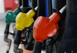 　補助金の支給でレギュラーガソリンの価格は１リットル当たり１７０円台に下がった＝３月、東京都内