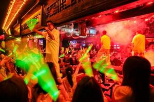ライブバーで盛り上がる人たち=6月、北京(共同)