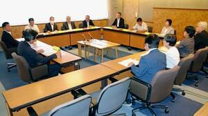 静岡県伊東市議会が開いた、田久保真紀市長への不信任決議案の取り扱いを協議する議会運営委員会=30日午前