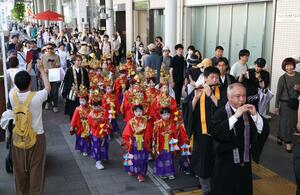 中心市街地の歩行者天国イベントで行われた稚児行列=5月5日、長岡市大手通2