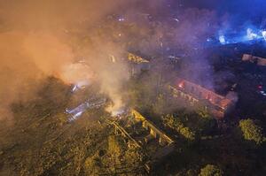 捜索活動が続く、爆発が起きた花火工場周辺＝５日、中国湖南省瀏陽市（新華社＝共同）
