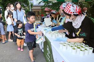 ゆでたての「伊彌彦ちゃまめ」が振る舞われたえだまめまつり=8月24日、弥彦村弥彦