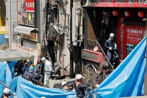 大阪・道頓堀のビル火災で行われた現場検証=19日午前11時6分