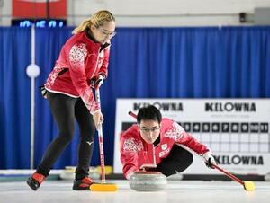 混合ダブルス1次L フィンランド戦の第2エンド、ショットを放つ青木豪。左は小穴桃里=ケロウナ(共同)