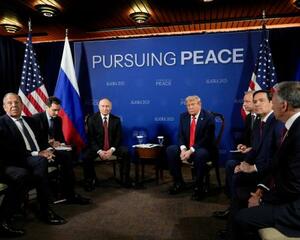 15日、米アラスカ州アンカレジで開かれた米ロ首脳会談(AP=共同)