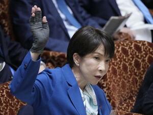 参院予算委で答弁のため挙手する高市早苗首相＝３月１７日