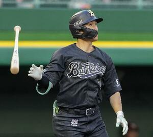 　７回オリックス１死、西川が右越えに満塁本塁打を放つ＝ほっともっと神戸