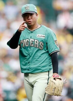 　６回無失点で５勝目を挙げた阪神・村上＝甲子園