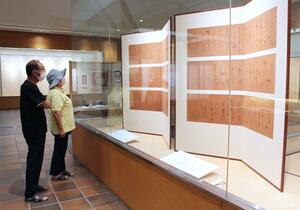 良寛や弟子の貞心尼の詩歌を題材にした故・内山玲子さんの書の特別展=長岡市島崎