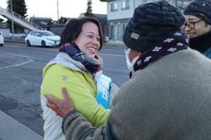 有権者にあいさつする藤田ひかるさん=2月3日、長野県安曇野市
