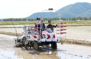 スマート農業の実証プロジェクトで、水田に直接種もみをまく実証事業=弥彦村